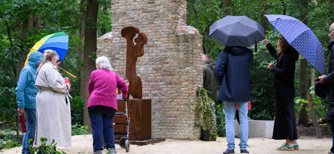 Onthulling monument in Bezinningsbos