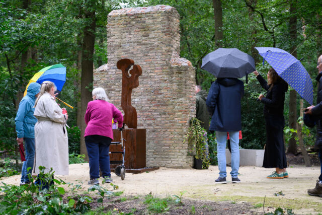 Onthulling monument in Bezinningsbos